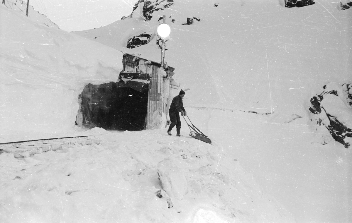 Snømåking framfor tunnel.