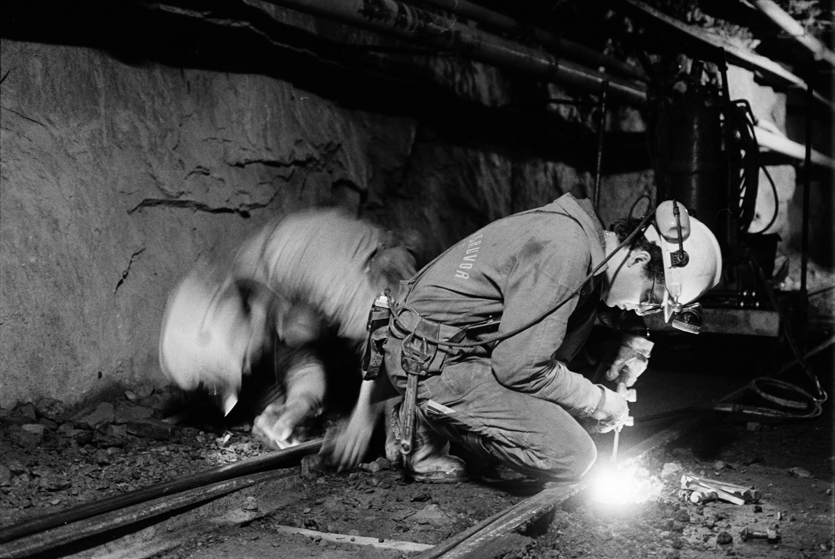 Gruvbyggarna Tomasz Stoltz och Björn Karberg reparerar ett järnvägsspår, gruvan under jord, Dannemora Gruvor AB, Dannemora, Uppland oktober 1991