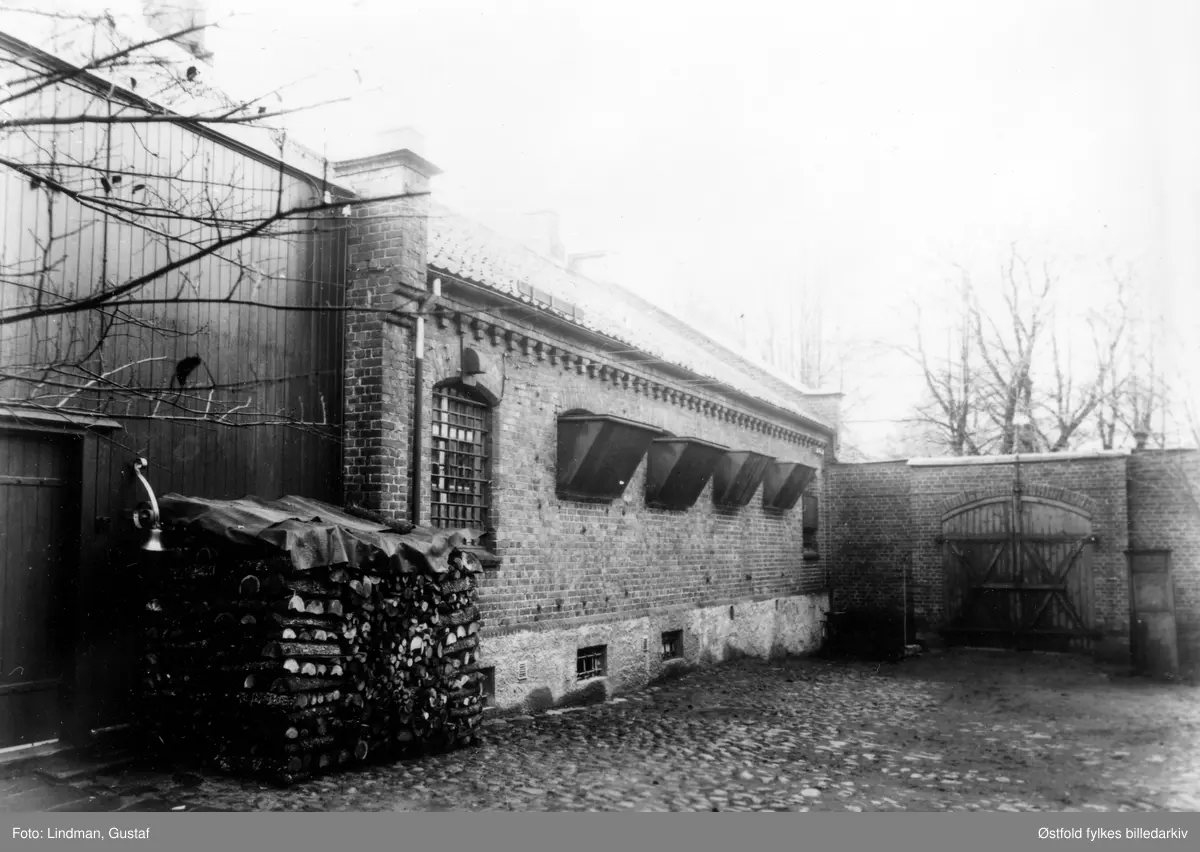 Moss Rådhus og Fengselpå Kirketorvet  ble oppført i teglsten i 1861-62, på tomten til den gamle Rådstuebygningen som brant ned under bybrannen i 1858. Bygningene ble revet i 1968. Fra gårdsplassen.