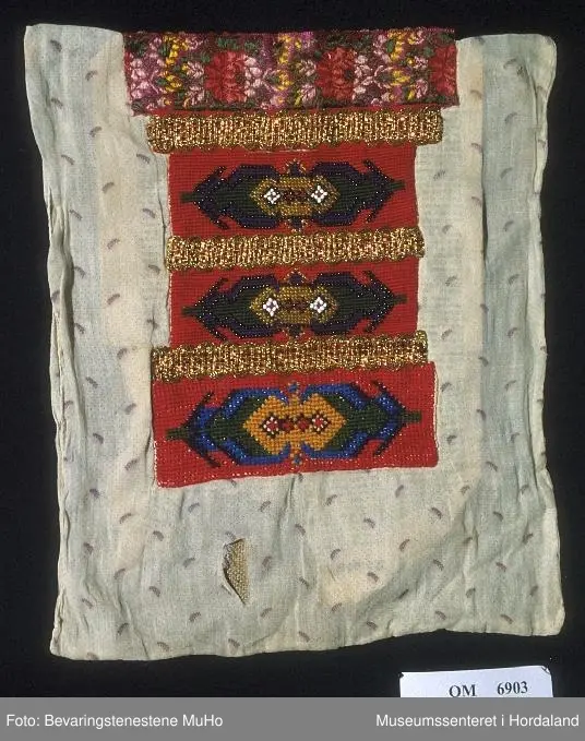 perler, ulltråd og blomstra silkebård øverst, gullband