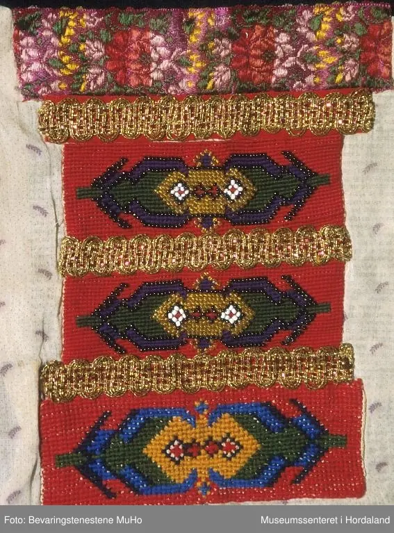 perler, ulltråd og blomstra silkebård øverst, gullband