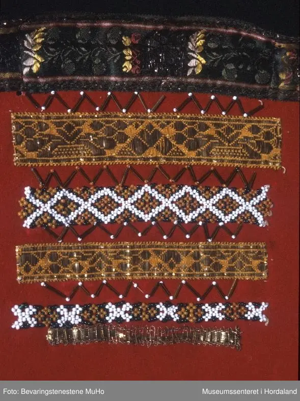 perler, blomsterbord øverse kant, gullband