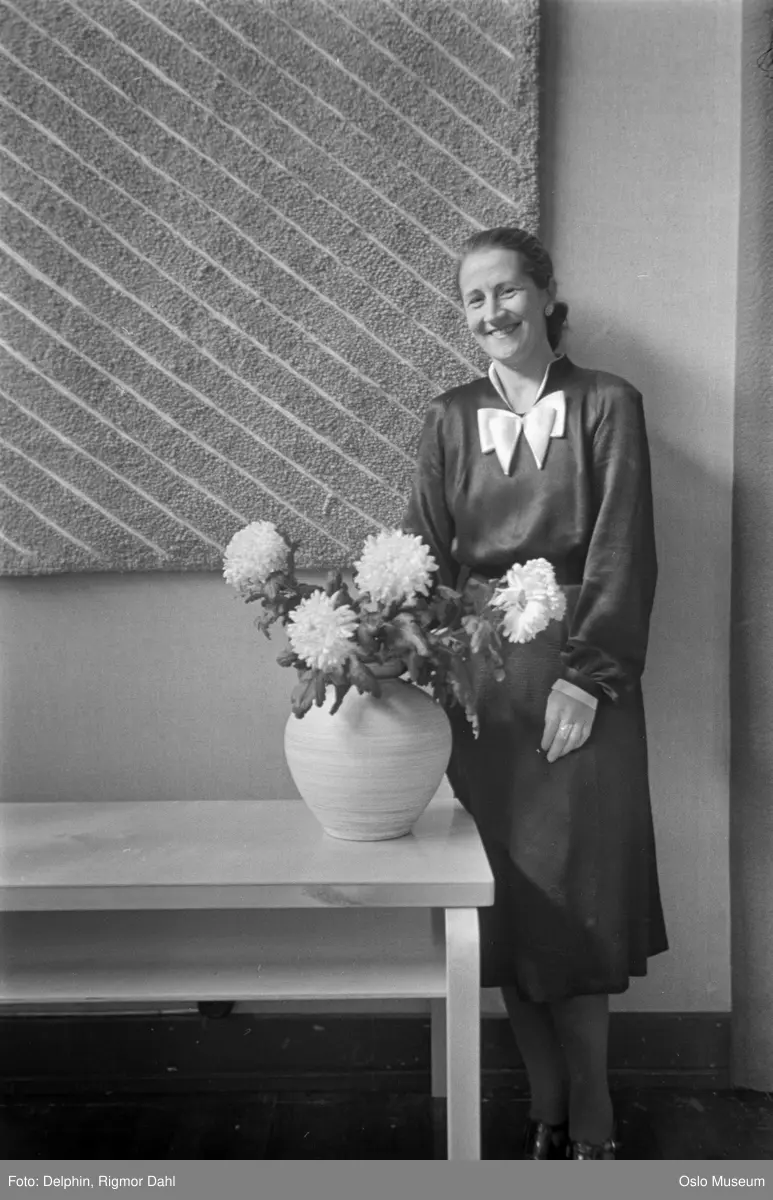 kvinne, keramiker, designer, porselenskrukke, blomster, veggteppe
