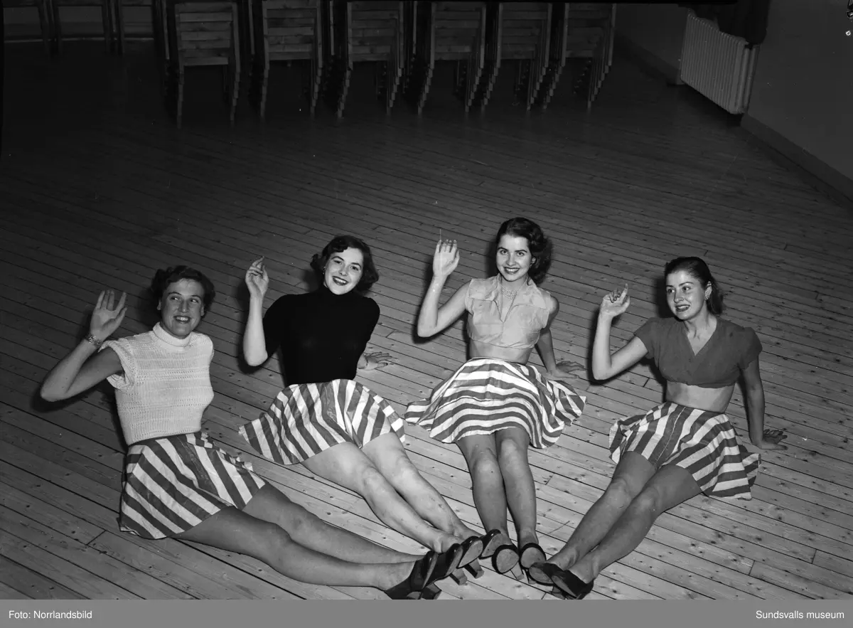 Elis Ågrens balett. Repetition med Elis vid pinanot och fyra dansöser med randiga kjolar.