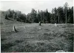 Badelunda sn, Anundshögsområdet, Långby.
Lilla skeppssättningen före renoveringen, från norr. 1933.