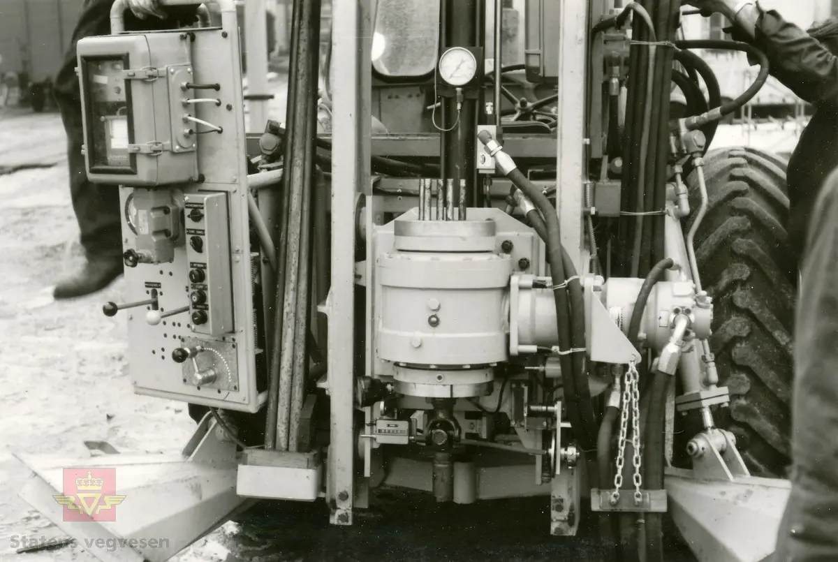 Overlevering av 4 Hydrorigger fra Norsk Hydro til SVV på Notodden. Datert 08.03.1967.

Utviklingen av “Hydroriggen”på slutten av 1960-tallet revolusjonerte grunnboringsarbeidet. Det manuelle arbeidet ble redusert, den var lettere å flytte og hadde større kapasitet og evne til nedtrengning. En ny metode kalt dreietrykksondering ble tatt i bruk: Man målte hvor mye kraft som måtte til for å trykke borstengene ned i bakken med konstant hastighet og rotasjon. Riggen kunne også benyttes til andre sonderingsmetoder, prøvetaking og vingeboring. Hydroriggen hadde begrenset framkommelighet tiltross for at den var utstyrt med halvbelter.

 Kilde: Rapport nr: 2550, Teknologiavdelingen SVV: "Grunnboringsutstyr 1960-2000"