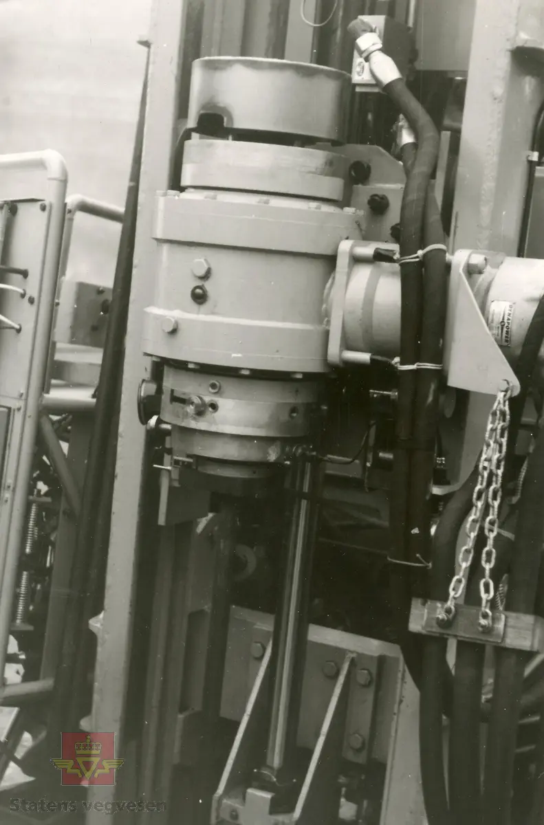 Overlevering av 4 Hydrorigger fra Norsk Hydro til Statens vegvesen på Notodden i 1967.
 Utviklingen av “Hydroriggen”på slutten av 1960-t revolusjonerte grunnboringsarbeidet. Det manuelle arbeidet ble redusert, den var lettere å flytte og hadde større kapasitet og evne til nedtrengning. En ny metode kalt dreietrykksondering ble tatt i bruk: Man målte hvor mye kraft som måtte til for å trykke borstengene ned i bakken med konstant hastighet og rotasjon. Riggen kunne også benyttes til andre sonderingsmetoder, prøvetaking og vingeboring.
Hydroriggen hadde begrenset framkommelighet tiltross for at den var utstyrt med halvbelter.

 Kilde: Rapport nr: 2550, Teknologiavdelingen SVV: "Grunnboringsutstyr 1960-2000"