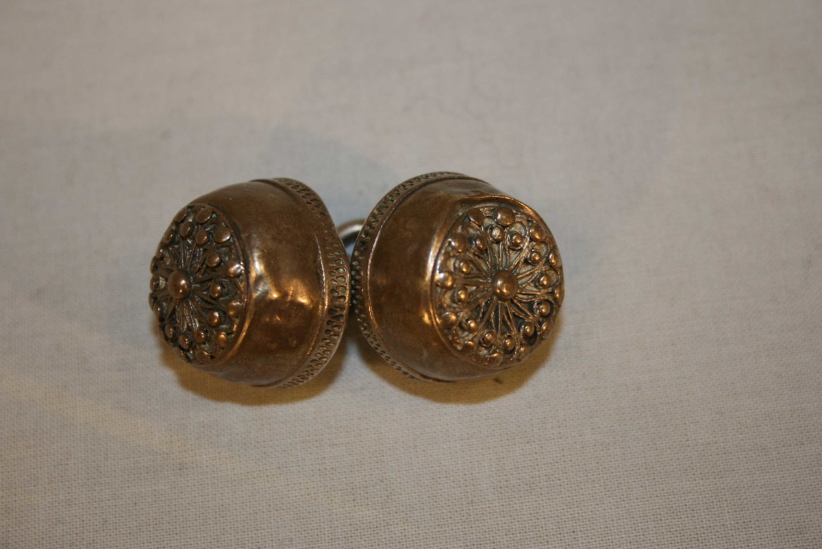 To store knappar feste saman med ein ring