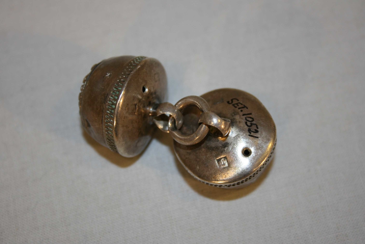 To store knappar feste saman med ein ring