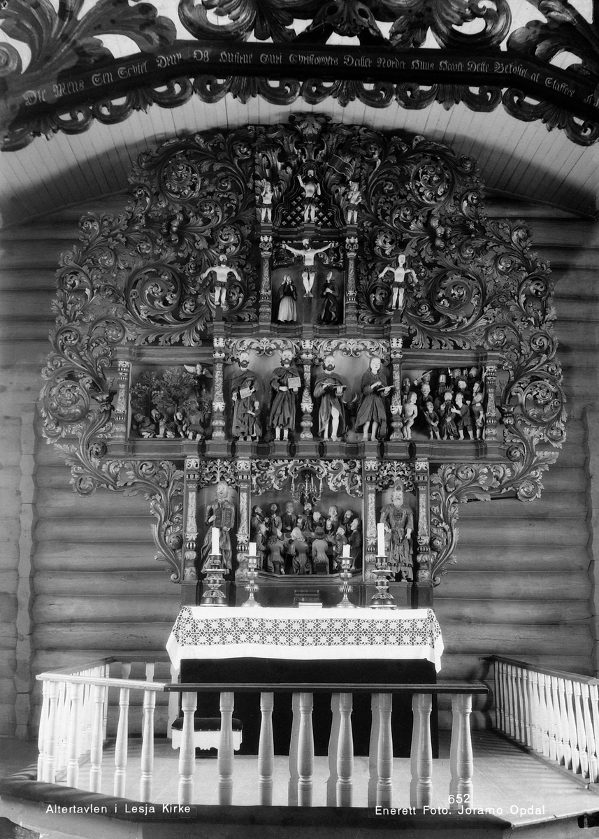 Altertavlen i Lesja Kirke.