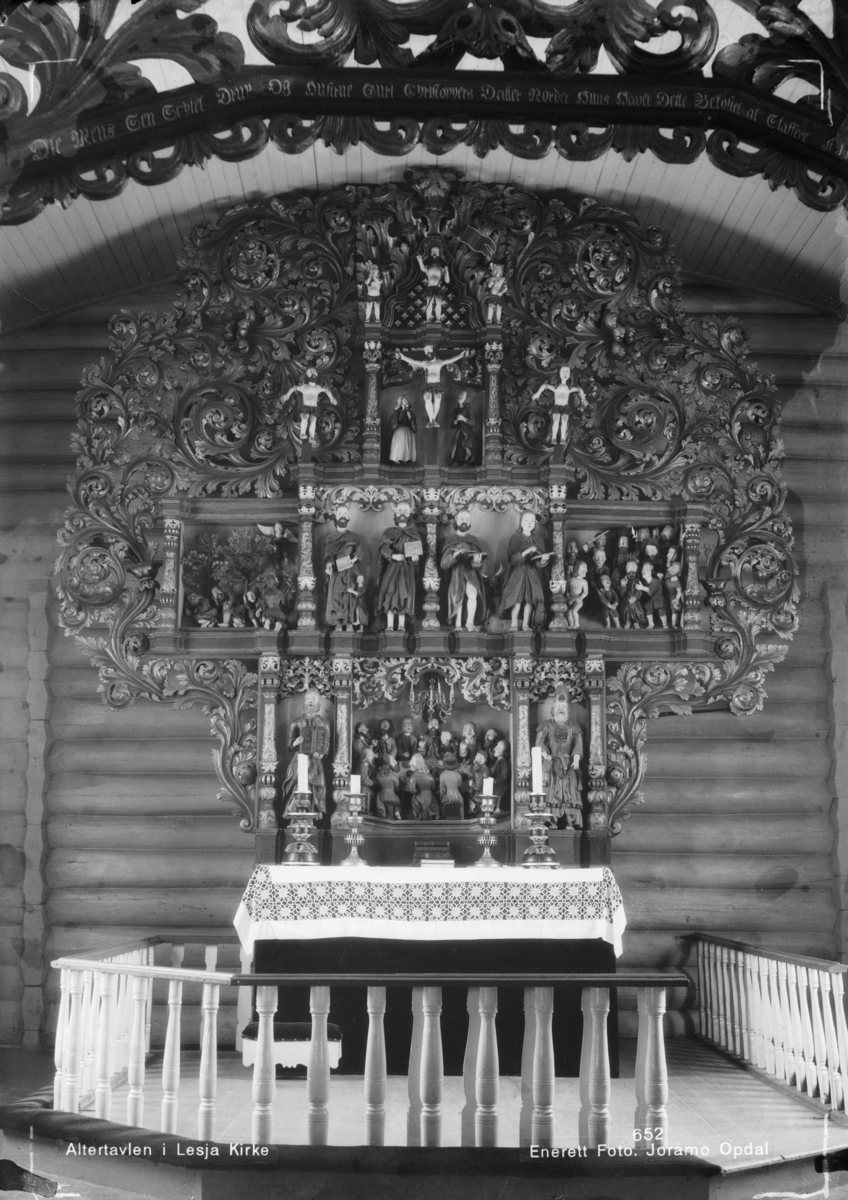Altertavlen i Lesja Kirke.