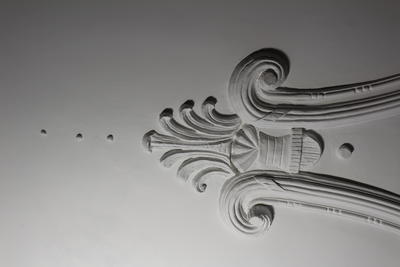 Stukkaturen i taket er reparert og kommer hjem frem som en krone i salen.