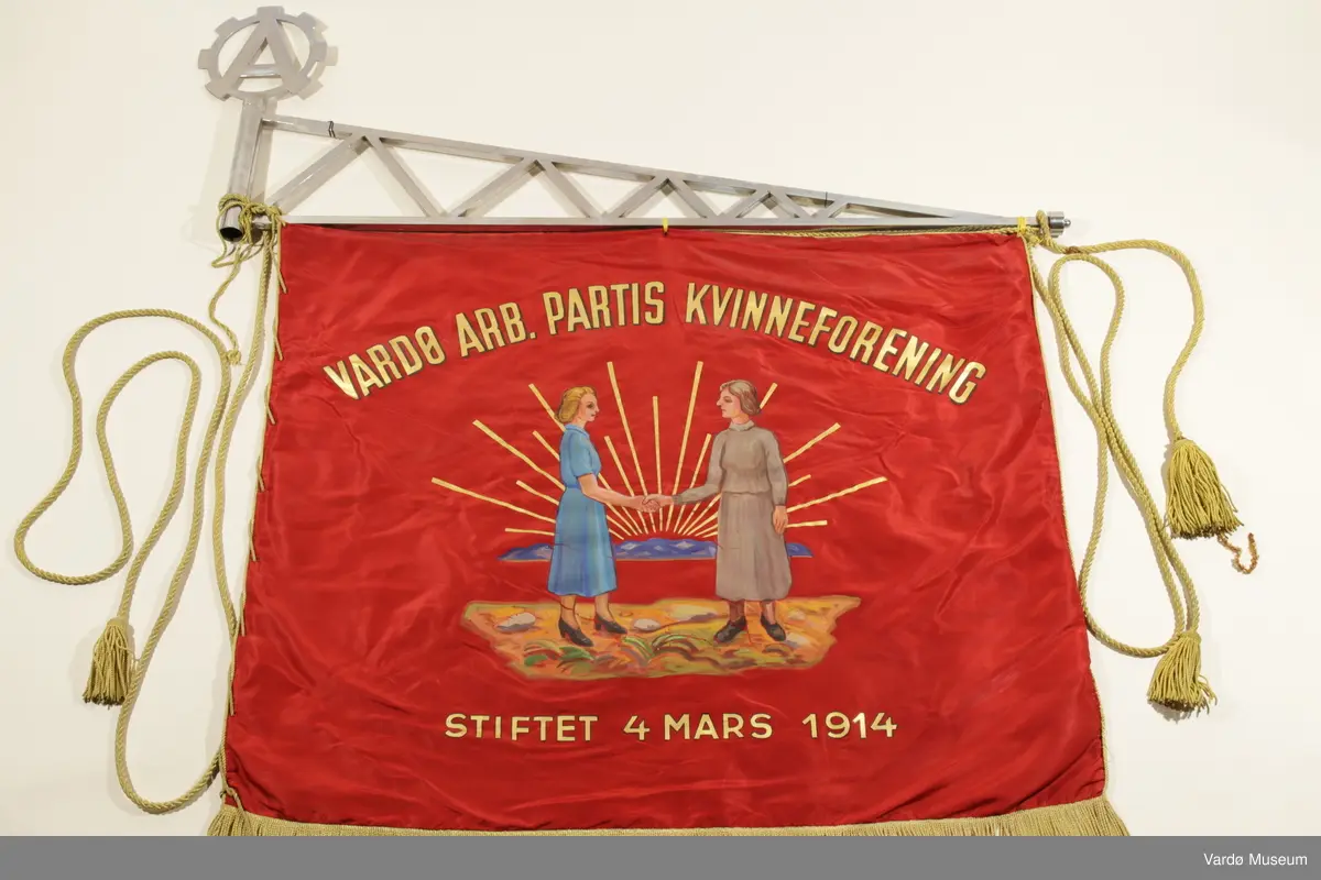 Vardø arb.partis kvinneforening
Stiftet 4 mars 1914
Kvinner løft i flokk