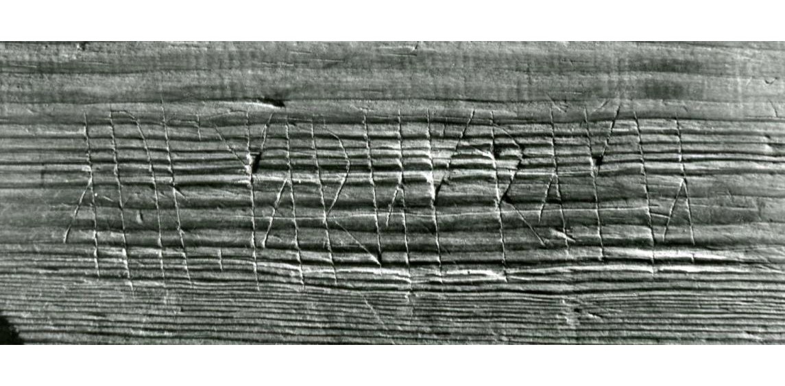 Skulpterad stol med gavel i form av varghuvud. På ryggstödets överstycke ristat med runor" Ave Maria Gratia" ( Hell dig du högt benådade Maria). Fram till 1910 förvarades stolen i Edåsa Kyrka.

se bilaga till liggaren.