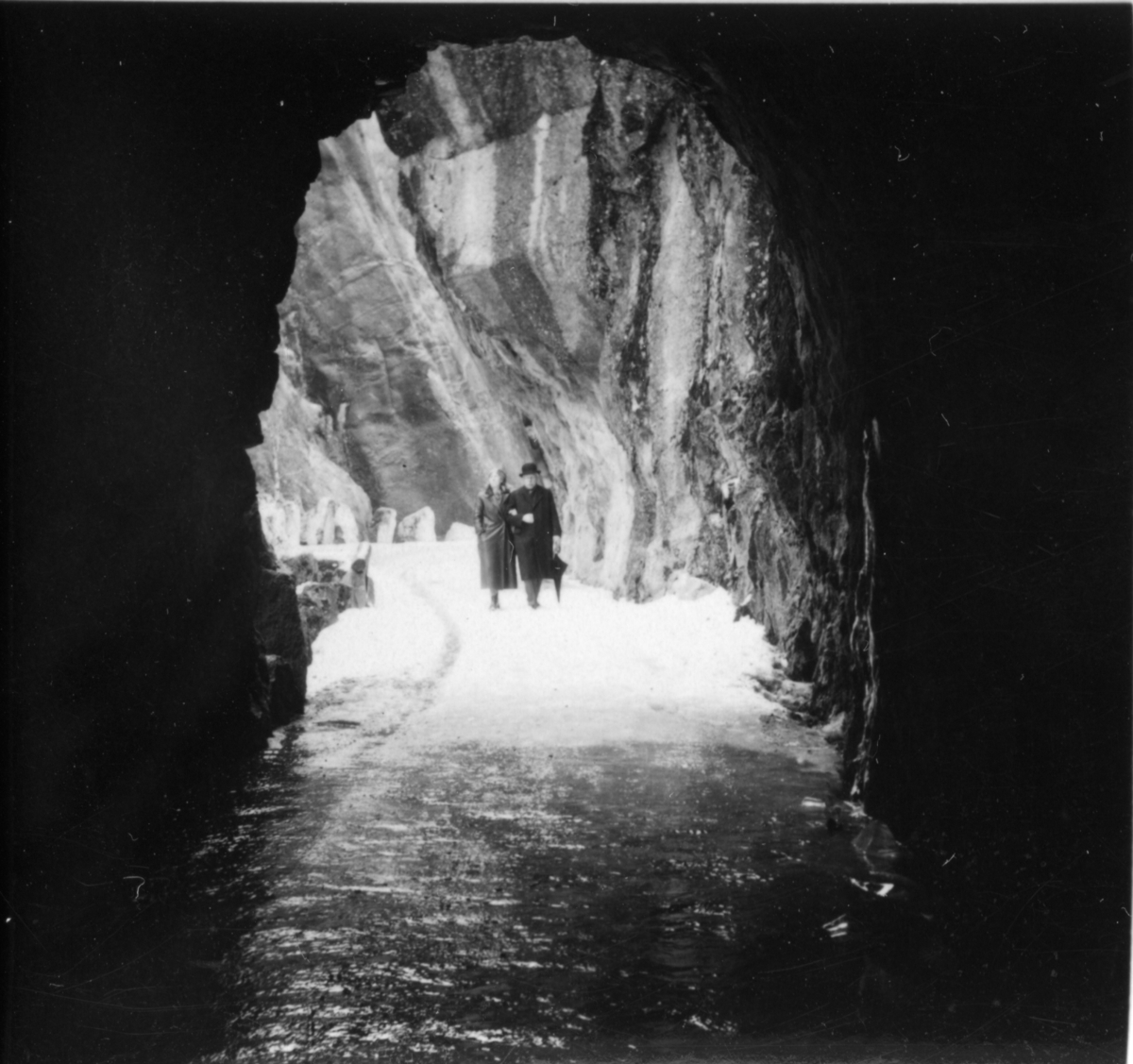 Frida Johannessen og familien Øyane ved noen gamle hus i Kvilldal. Det er også bilder av en guttegjeng på ski i Kvilldalsdalen og utsikten mot Kvilldal i Suldal.
