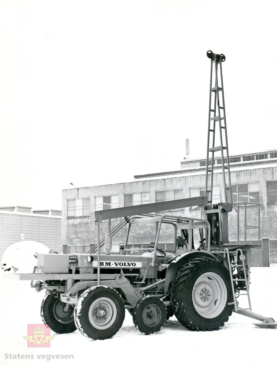 Hydrorigg montert på traktor BM Volvo klar til levering fra Norsk Hydro på Notodden i 1969. Det ble i alt produsert 5 slike rigger og de representerer en viktig milepel i utviklingen av mekaniserte borrigger. (Kilde: Grunnboringsutstyr 1960-2000, rapport nr. 255  teknologiavdelingen SVV)