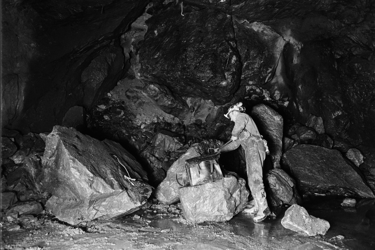 Raslastare Tore Norbäck borrar skut och laddar borrhålen med dynamit, 480-metersnivån, gruvan under jord, Dannemora Gruvor AB, Dannemora, Uppland januari 1992