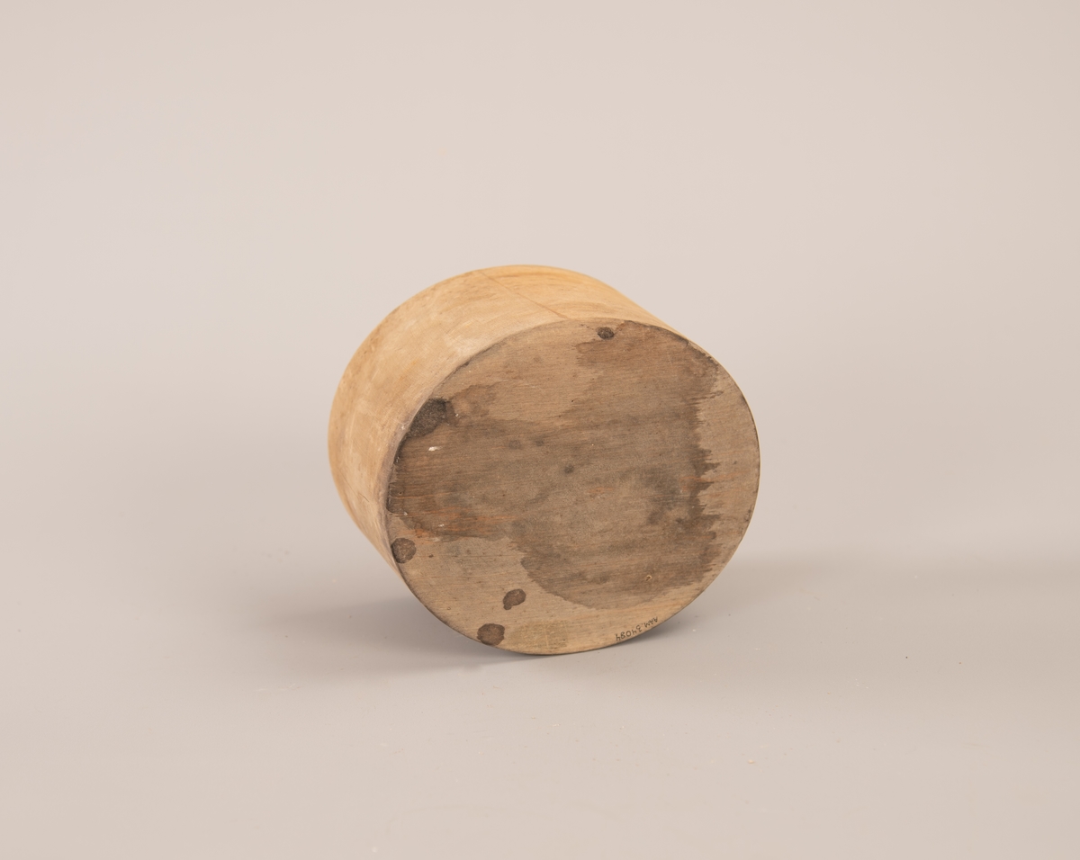 Oval hatteform med tre like store hull boret inn på oversiden. Hullene er 4,5 cm dype.