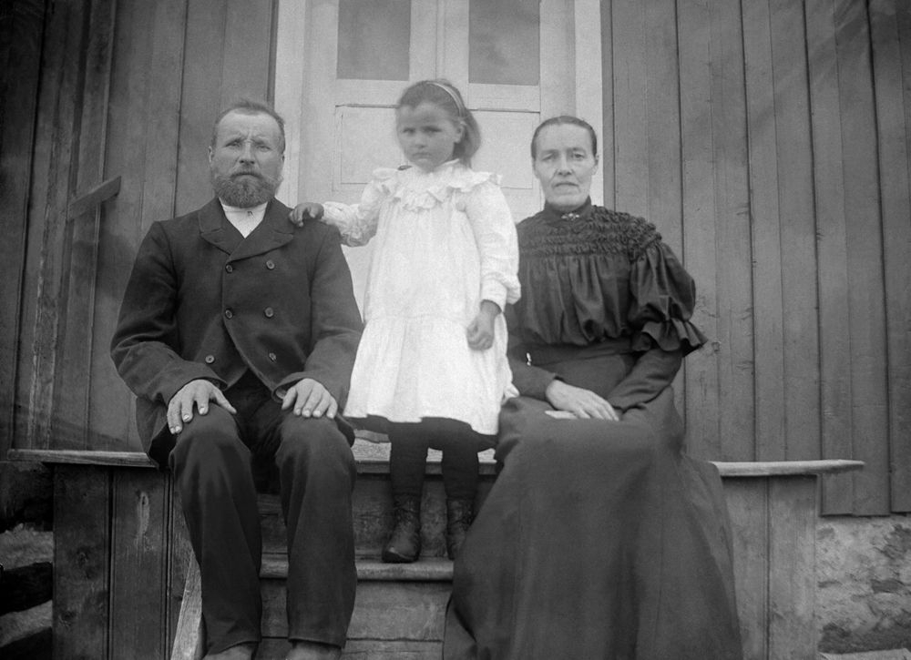 Leirfjord, Leira, Seljevollen. Søren Kibsgaard og hans kone Marit Kibsgaard (f. Halse). Hun var fra Nord-Møre. Barnet i midten er deres datter Dagny Kibsgaard (g. Leknes), f. 1904.
Bildet er brukt i Leirfjordkalenderen - januar 2014