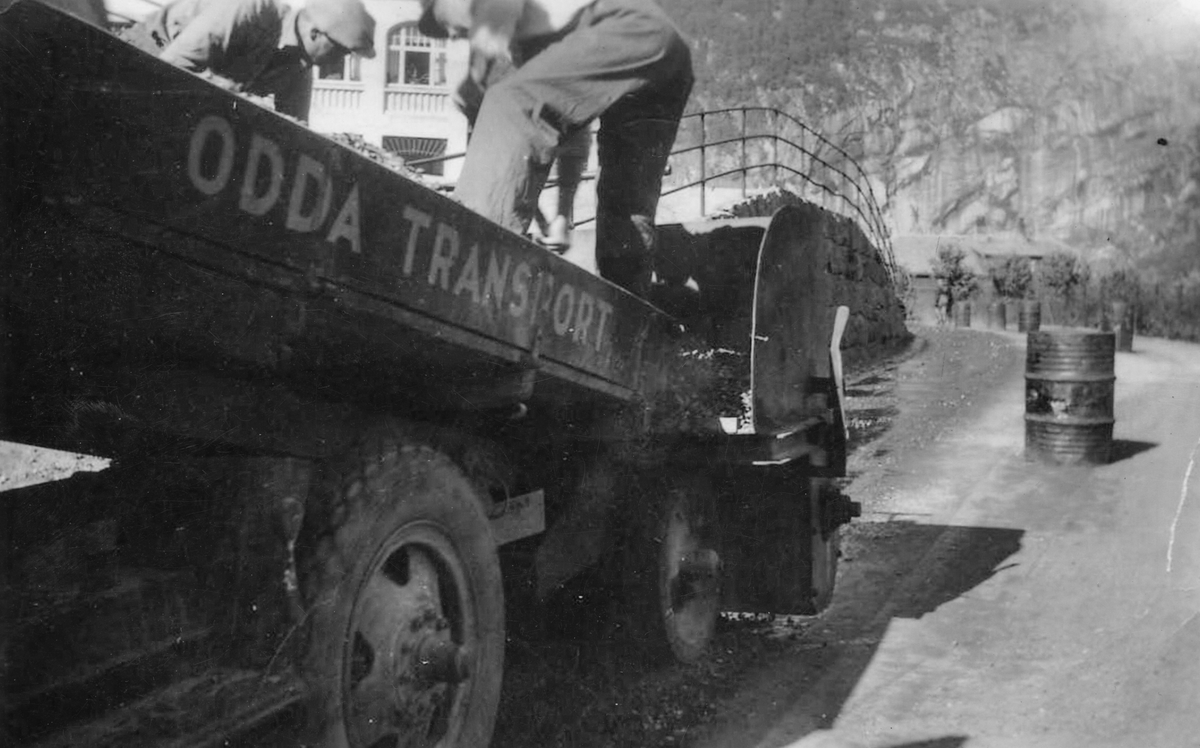 Odda Transport legg asfalt ved Tyssedal Hotel kring 1948-1950. 