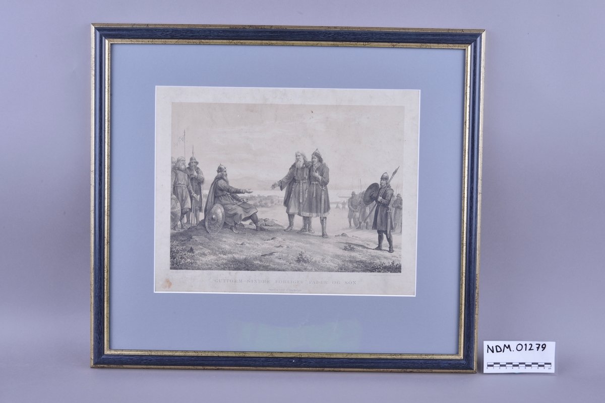 Rektangulær plansje av hvitt papir festet på kartong. Motivet er rektangulært og sentrert midt på plansjen. Motivet er trykt i svart- hvitt. Det er trykt skrift i svart midt på under motivet, og i øvre høyre og venstre hjørne under motivet. Plansjen er innrammet. Rammen er av tre med mørk blå- og gullfarget maling. Glass og grått passepartout.