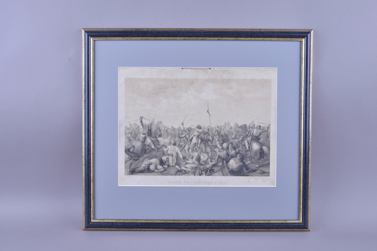 Rektangulær plansje av hvitt papir festet på kartong. Motivet er rektangulært og sentrert midt på plansjen. Motivet er trykt i svart- hvitt. Det er trykt skrift i svart midt på under motivet, og i øvre høyre og venstre hjørne under motivet. Plansjen er innrammet. Rammen er av tre med mørk blå- og gullfarget maling. Glass og grått passepartout. To hull med innsatt metallring øverst midt på plansjen. En grå hyssing er trukket gjennom hullene.