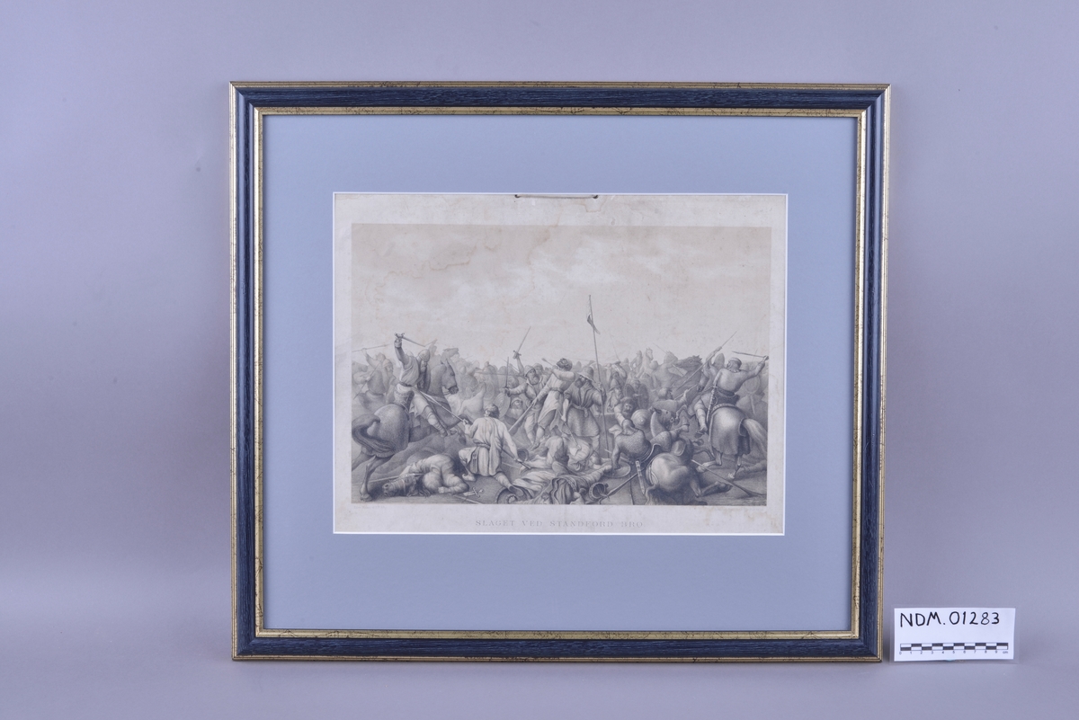 Rektangulær plansje av hvitt papir festet på kartong. Motivet er rektangulært og sentrert midt på plansjen. Motivet er trykt i svart- hvitt. Det er trykt skrift i svart midt på under motivet, og i øvre høyre og venstre hjørne under motivet. Plansjen er innrammet. Rammen er av tre med mørk blå- og gullfarget maling. Glass og grått passepartout. To hull med innsatt metallring øverst midt på plansjen. En grå hyssing er trukket gjennom hullene.