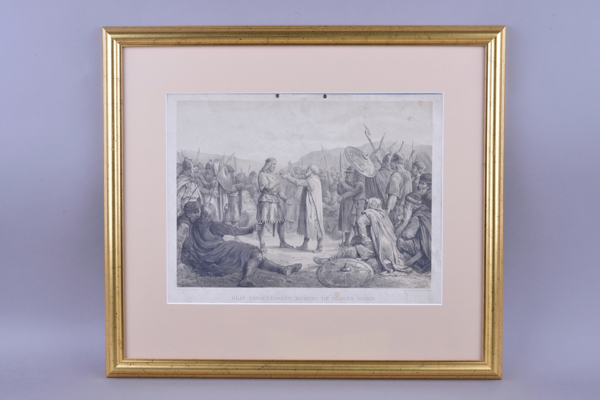 Rektangulær plansje av hvitt papir festet på kartong. Motivet er rektangulært og sentrert midt på plansjen. Motivet er trykt i svart- hvitt. Det er trykt skrift i svart midt på under motivet, og i øvre høyre og venstre hjørne under motivet. Plansjen er innrammet. Rammen er av tre med gullfarget maling. Glass og beige passepartout. Midt på øverst på plansjen er det to hull insatt med metallringer.