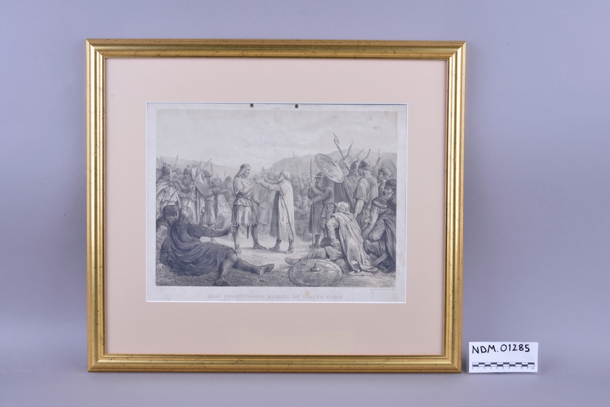 Rektangulær plansje av hvitt papir festet på kartong. Motivet er rektangulært og sentrert midt på plansjen. Motivet er trykt i svart- hvitt. Det er trykt skrift i svart midt på under motivet, og i øvre høyre og venstre hjørne under motivet. Plansjen er innrammet. Rammen er av tre med gullfarget maling. Glass og beige passepartout. Midt på øverst på plansjen er det to hull insatt med metallringer.