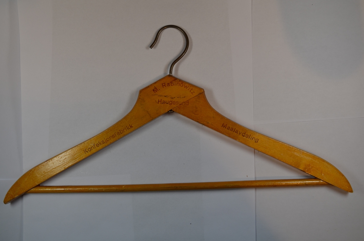 Kleshenger fra Haugesunds konfeksjonsfabrikk, maaleavdeling. Dobbel kleshenger i tre med metallbøyle.