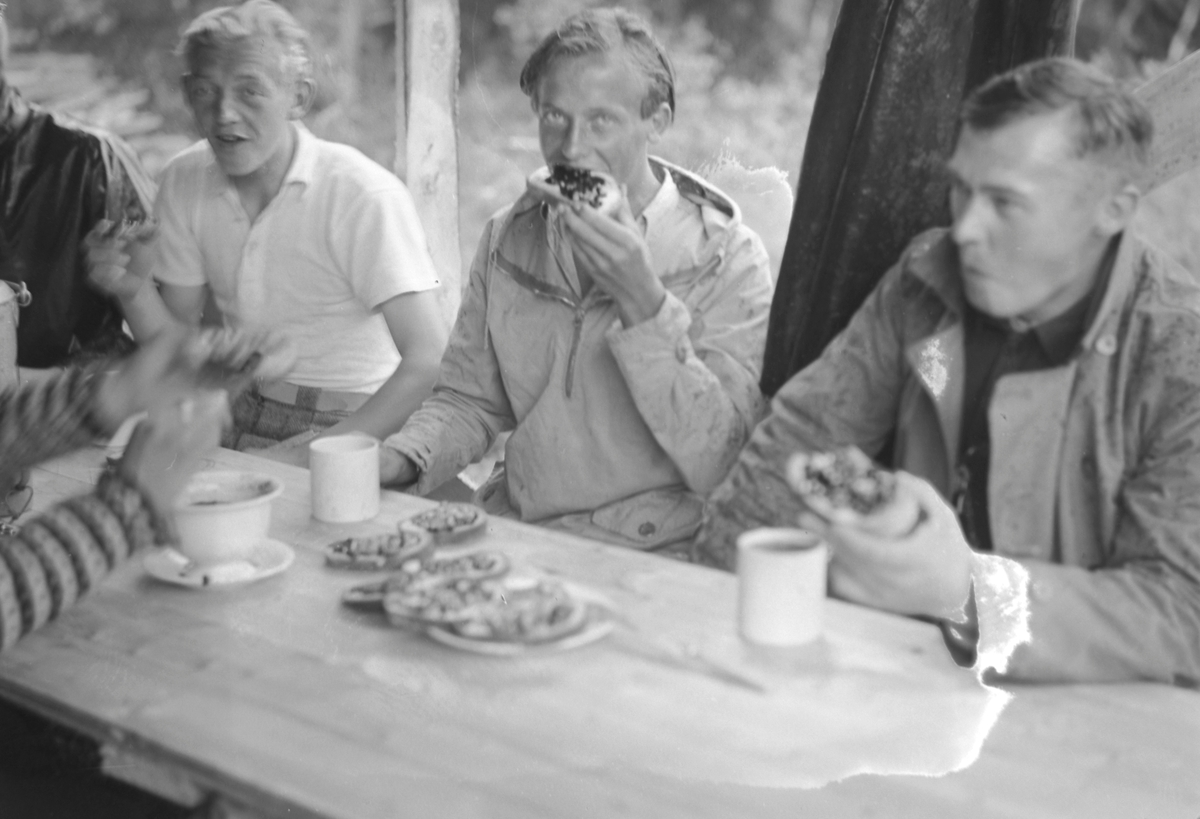 Arbeidstjenesten, matpause på Midttømmeseter ved Hovin