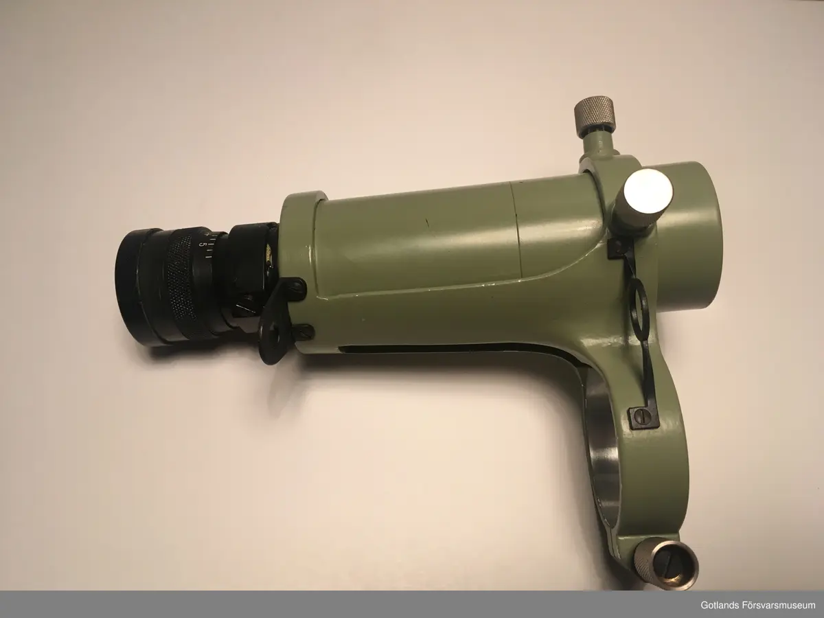 Kort kikare för ett öga ca 15 cm. 
det har ett litet vattenpass mellan okular och kikare. 
signerat av: CARLSSON & ÖSTERBERG GÖTEGORG 7268
Den har ett fäste för ett stativ med diametern 42mm.
Vid fästet står KA29/1953 tre kronor är stämplat före texten.
