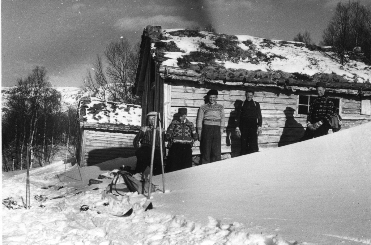 Frida Johannessen og familien Øyane ved noen gamle hus i Kvilldal. Det er også bilder av en guttegjeng på ski i Kvilldalsdalen og utsikten mot Kvilldal i Suldal.