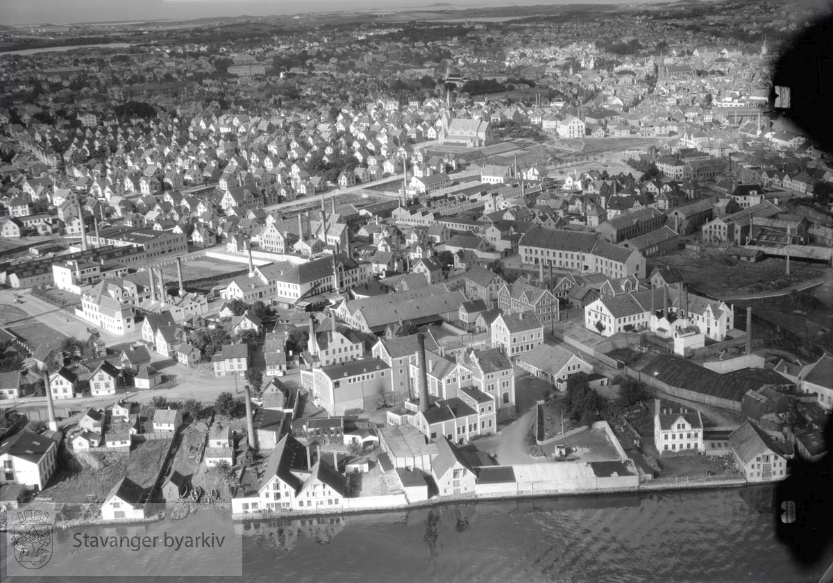Lervigsområdet. Mot vest. Tou Bryggeri foran..St. Johannes kirke..Øverst: Muséet, Hetlandskirken, Domkirken, St. Petri kirke. Videre Våland, Mosvatnet, Store Stokkavatn...De nærmeste gatene er Lervigsveien, Rennesøygata, Kvitsøygata, Avaldsnesgata, Taugata, Haukeligata, Suldalsgata, Ryfylkegata, Støperigata, Haugesundsgata, Johannesgata, Erfjordgata, Høgsfjordgata..