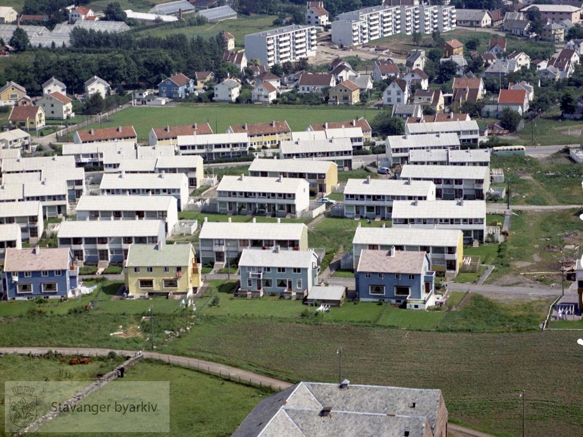 I forgrunnen taket på Hillevåg Arbeidsgård. Videre bebyggelsen ved Frams gate, Gjøas gate, Robert Scotts gate, Svend Foyns gate..I øvre del Jarlebanen, bebyggelsen ved Andrées gate, Stemveien, Bjaalands gate, Fridtjof Nansens vei, Jarleveien, Mølleveien..Øverst til venstre Brynes planteskole, øverst til høyre Frida Hansens vei og Køhlerlåven