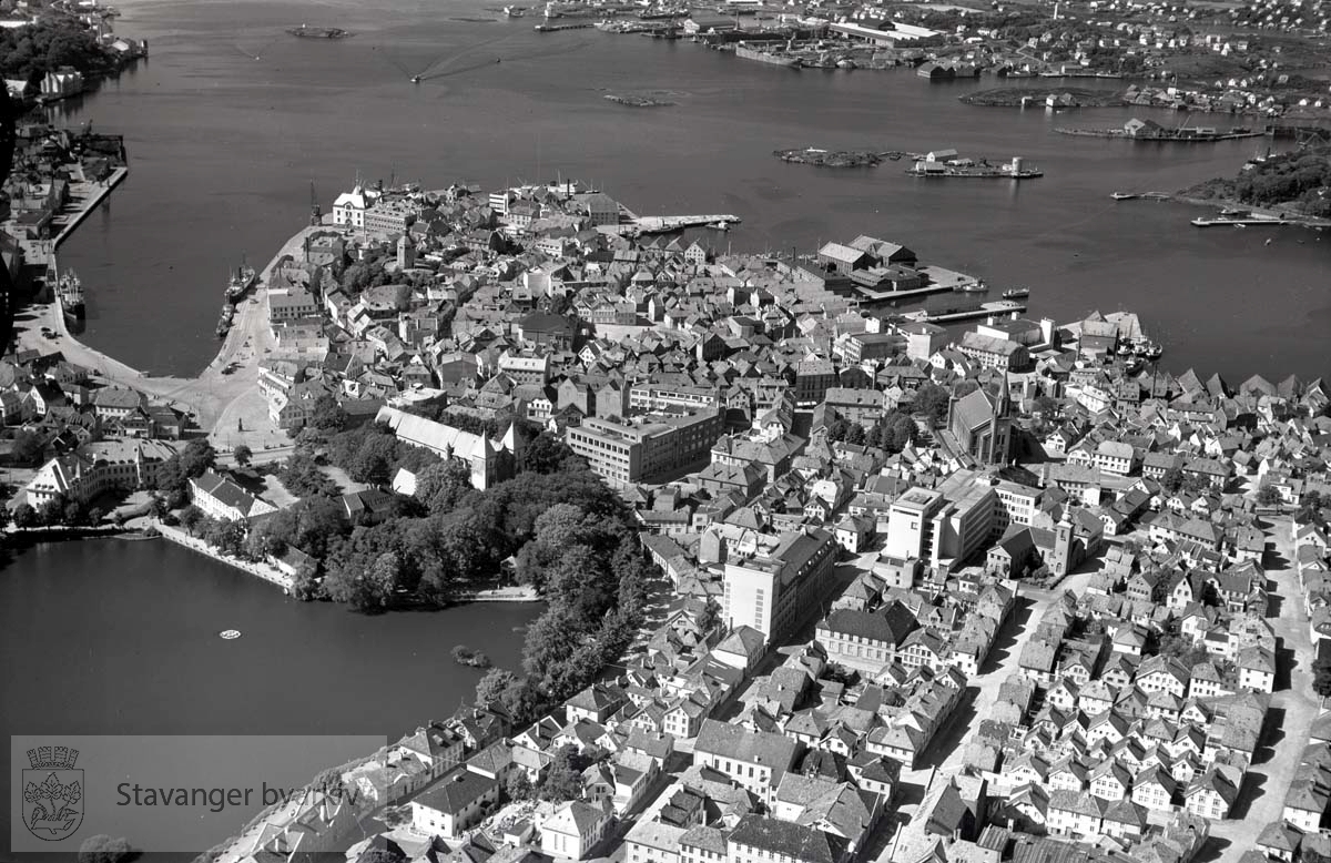 Oversikt: Stavanger indre...Fra Breiavatnet og Bergeland. Mot Vågen og Holmen, Byfjorden og Buøy. Til venstre Strandkaien, Torvet. Videre Byfjorden, Plentingen, Natvigs Minde, Engøy, Sølyst.