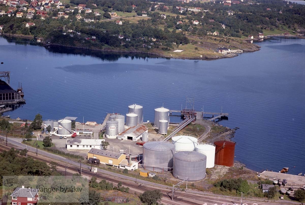 Norske Esso på Hillevågsholmen..Strømvik / Strømvig og Godalen i bakgrunnen.. .