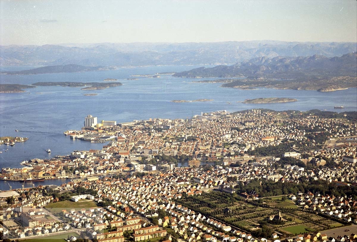 Bebyggelse Vestre Platå, Eiganes, Sentrum, Storhaug...Nederst til høyre Eiganes Gravlund, Ledaal-parken. Til venstre Kampen skole, misjonsblokkene, Rudlå, Vågen..Videre til høyre Lagård Gravlund, Hillevågsvatnet...Øverst fra venstre Kalvøy, Litle Teistholmen, Uskekalven, Usken, Store Marøy, Litle Marøy. Videre Høgsfjorden, Idse, Idsal, Strand.