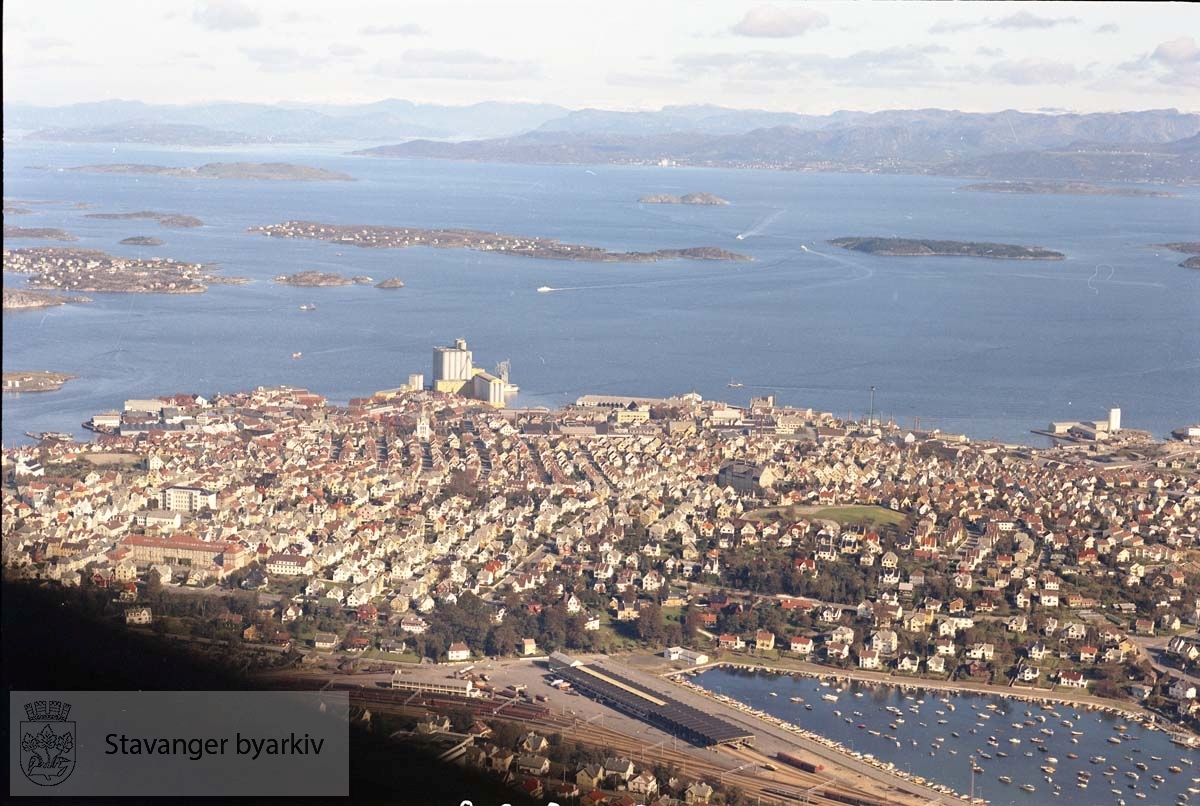 I forkant Våland, Paradis, Godsterminalen, Hillevågsvatnet.Til venstre St. Svithuns skole, Storhaug skole...Øverst Strømsteinen, Grasholmen, Steinsøy, Ormøy, Roaldsøy, Midtholmen, Langøy, Vassøy...I bakgrunnen Tau og Ryfylke