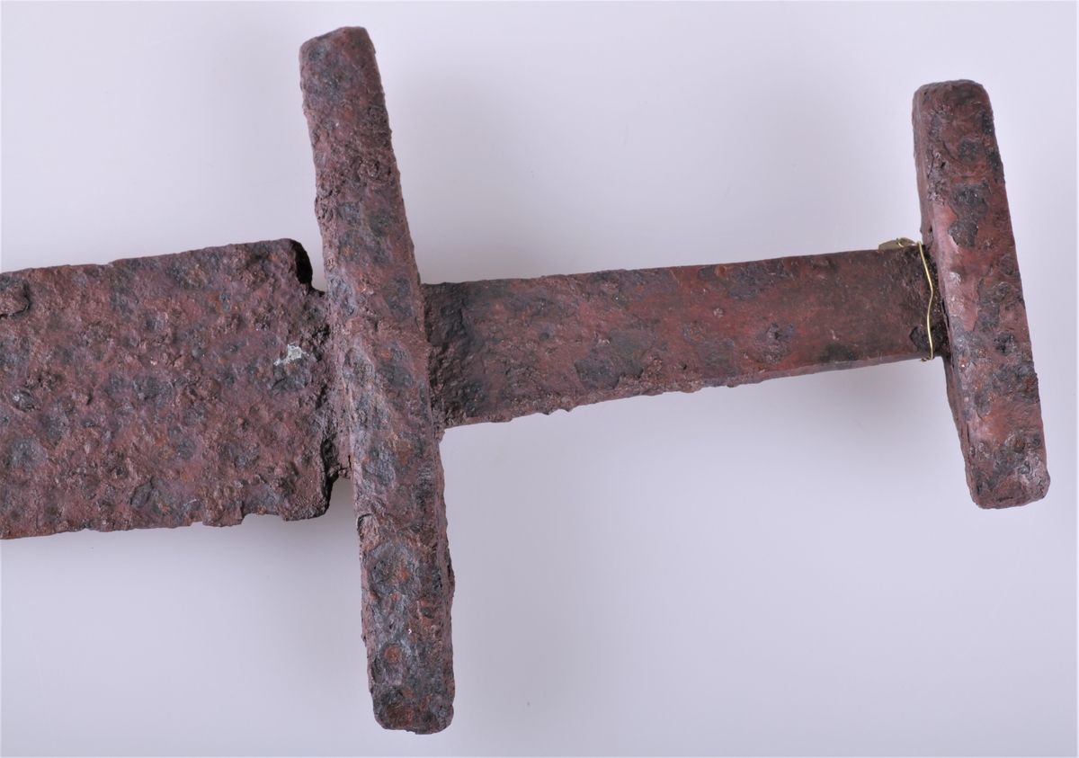 Sverd av type Rygh 489 der nederste del av klingen er avbrukket. Fra vikingtid. Funnet i veikanten mellom Dyren og Rognstad i 1907.