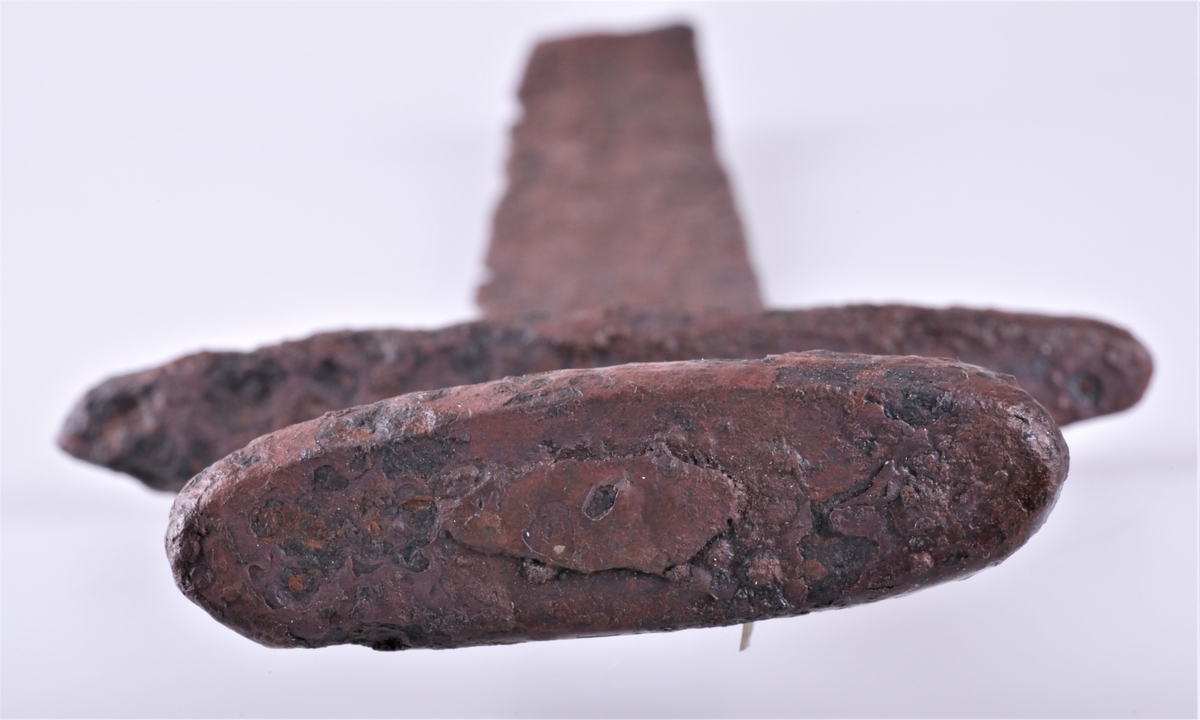 Sverd av type Rygh 489 der nederste del av klingen er avbrukket. Fra vikingtid. Funnet i veikanten mellom Dyren og Rognstad i 1907.
