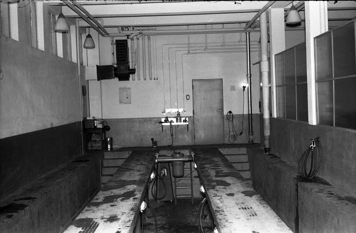 Fem bilder fra Shell bensinstasjonen og rutebilsentralen på Lena senhøstes 1955. De to første bildene er eksteriørbilder, de øvrige interiør fra bensinstasjonens smøre- og vaskehall.