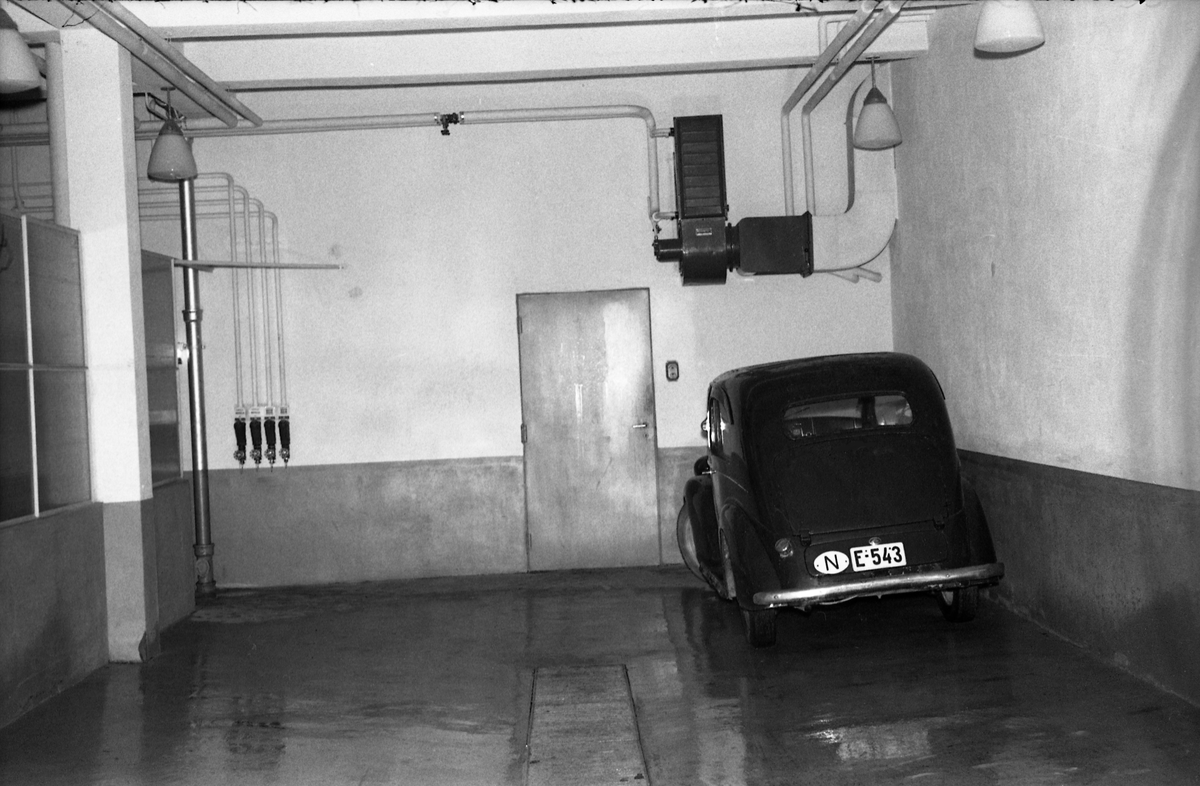 Fem bilder fra Shell bensinstasjonen og rutebilsentralen på Lena senhøstes 1955. De to første bildene er eksteriørbilder, de øvrige interiør fra bensinstasjonens smøre- og vaskehall.