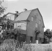 Specerihandlaren Axel Edvard Rehn lät på 1920-talet uppföra denna väl tilltagna villa vid Drottninggatan 4 i Linköping. Här dokumenterad av Östergötlands museum inför rivning.