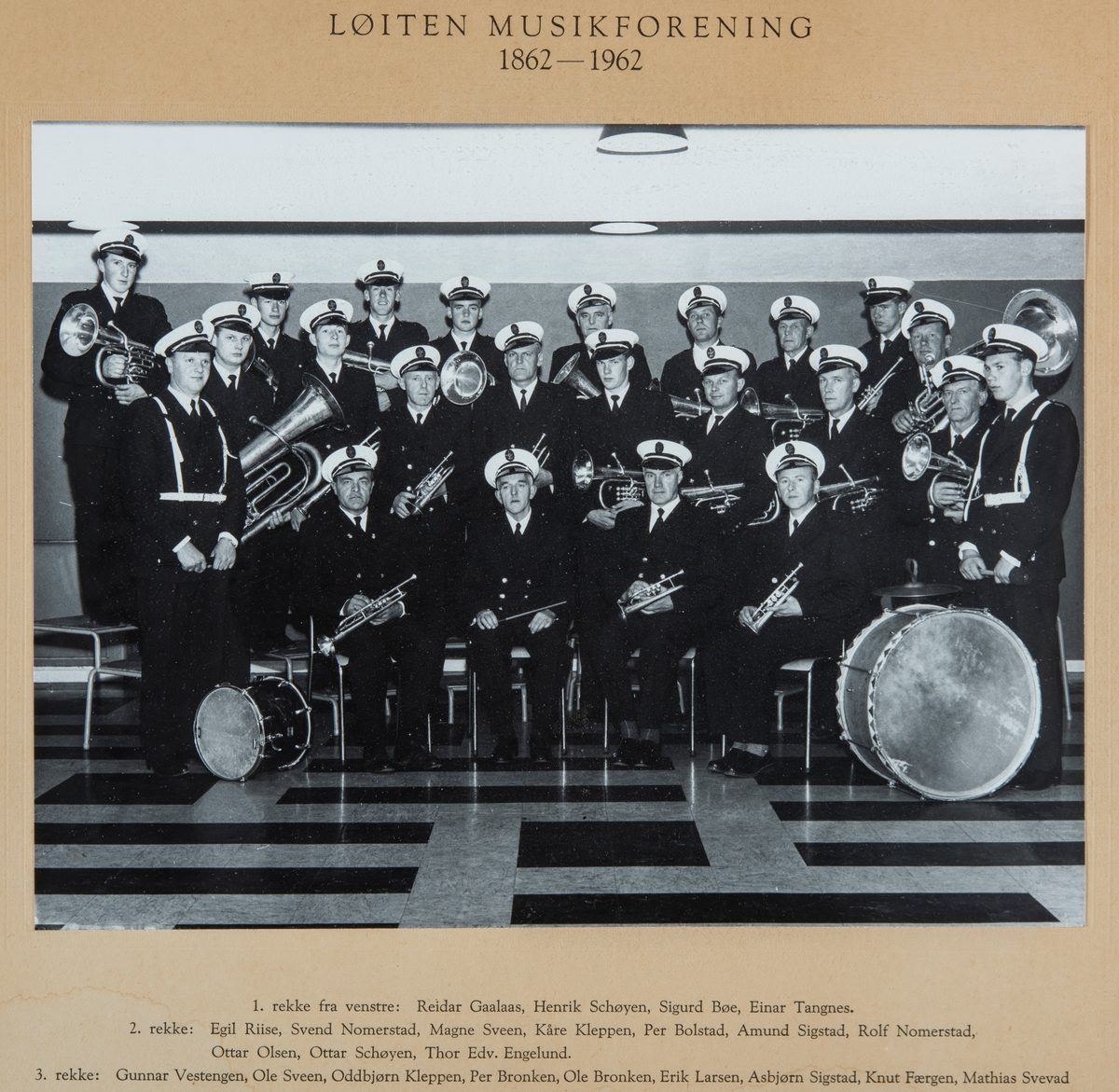 Løiten Musikkforening 1862-1962.
Gruppe 23 musikkere med instrumenter.
1. rekke fra venstre: Reidar Gaalaas, Henrik Schøyen, Sigurd Bøe, Einar Tangnes.
2. rekke fra venstre: Egil Riise, Svend Nomerstad, Magne Sveen, Kåre Kleppen, Per Bolstad, Amund Sigstad, Rolf Nomerstad, Ottar Olsen, Ottar Schøyen, Thor Edv. Engelund.
3. rekke fra venstre: Gunnar Vestengen, Ole Sveen, Oddbjørn Kleppen, Per Bronken, Ole Bronken, Erik Larsen, Asbjørn Sigstad, Knut Færgen, Mathias Svevad.