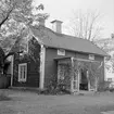 Vattenåkaregården flyttades till friluftsmuseet Gamla Linköping 1979. Här ses huset på sin ursprungliga plats invid Djurgårdsgatan. Bostaden uppfördes 1874 av timmermannen Carl Johan Andersson och har fått sitt namn efter byggherrens arbete som vattenåkare vid sidan av sitt yrke som timmerman. Under många år var vattenförsörjningen ett stort problem i Linköping. De västra delarna av staden fick vatten genom vattenåkarna, som med hjälp av häst och vagn körde ut vatten i tunnor.