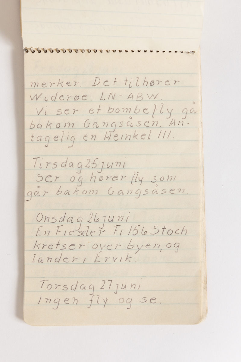 Notatbok av Gunnar Didriksen med  nedtegnelser over båt- og flytrafikk i Harstad sommeren 1942 med tegninger 