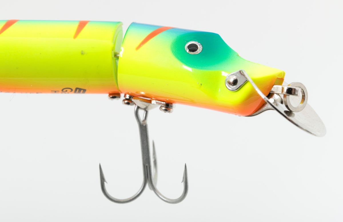 Wobbleren, gjeddewobbleren Hi-Lo fra ABU, er en fiskeimitasjon som består av en toleddet kropp av plast. Hodet er konkavt utformet. Det er tre metallringer for feste av snøre og kroker. To trippelkroker, treblekroker, er festet under buken og bak i halen.. Under hodet er wobbleren utstyrt med en regulerbar leppe eller kjeveskje i metall. Ved å skyve skjea opp eller ned, går wobbleren høyt eller lavt i vannet (high-low). Kroppen er bemalt i fiskeskinnsmønster i grønt og blått med tre røde striper tvers over, lyse rød munn og underside og svarte øyne med en glittrende ring rundt.  Kjeveskjea er i blankt metall.  

Wobbleren er en synkewobbler.