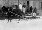 Utanför Horns mejeri står fr.v:
Ingrid Persson, Arvid Persson, Ingemar Persson.
Längst t.h. Bernt Persson.