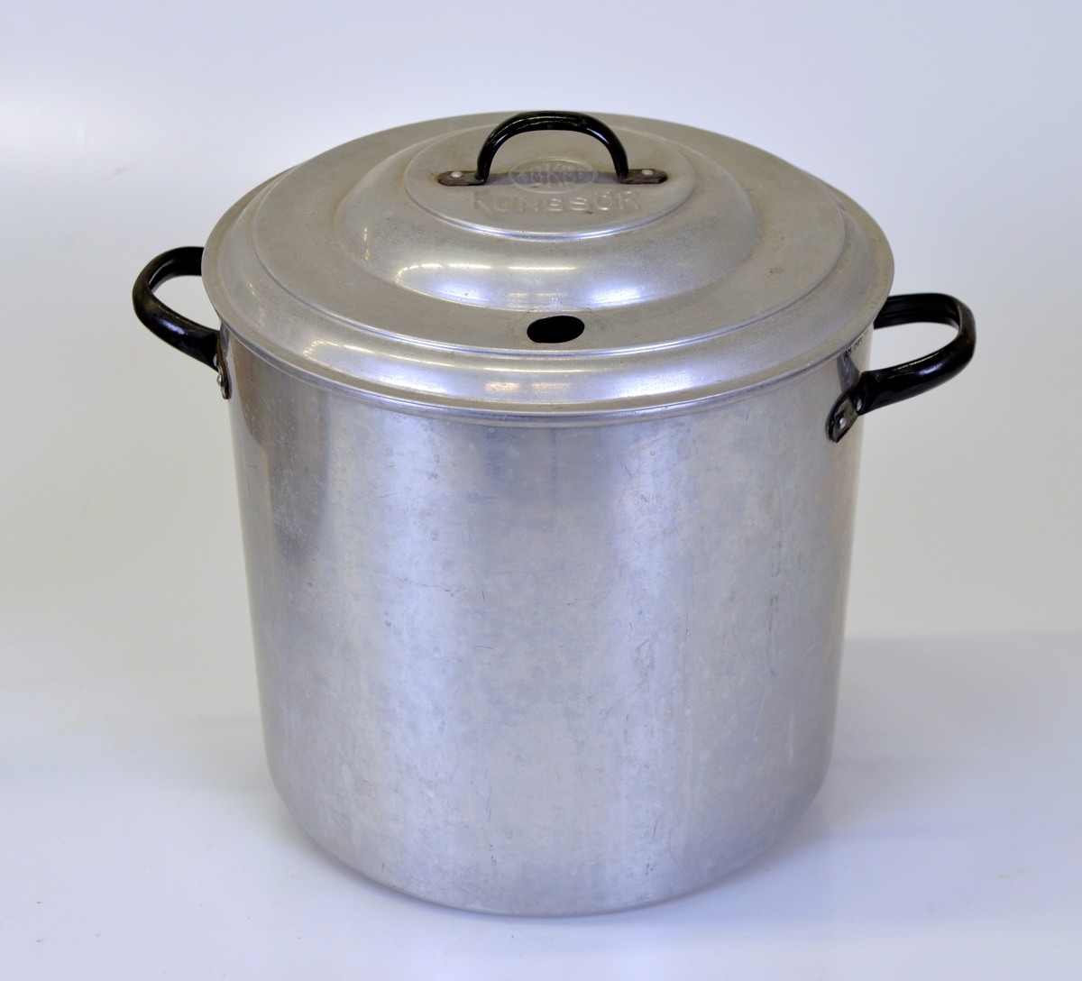 
A: Konserveringskärl av aluminium. Märke: KUNGSÖR ABKBF
B: Locket                          
C: Stativet
D: Termometern
E: Konserveringsburk av glas  SURTE 3/4 lit.
F: SURTE  1/2 lit
G: LIMMARED 1 lit
H: LIMMARED 1/4 lit  
J: KOSTA 3/4 lit
K: SURTE 3/4 lit